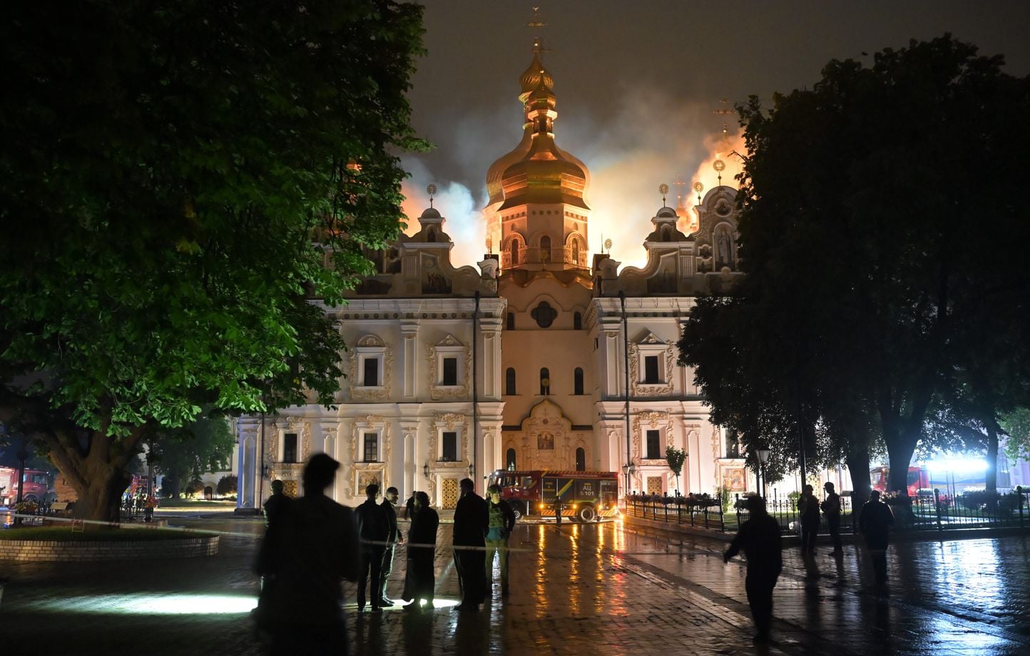 La catedral de la Dormición en llamas tras el masivo ataque ruso a Kyiv… La catedral de la Dormición en llamas tras el masivo ataque ruso a Kyiv…